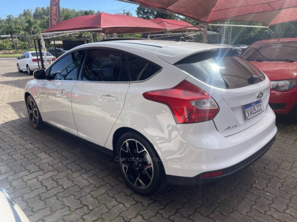 FORD - FOCUS - 2014/2015 - Branca - R$ 62.900,00